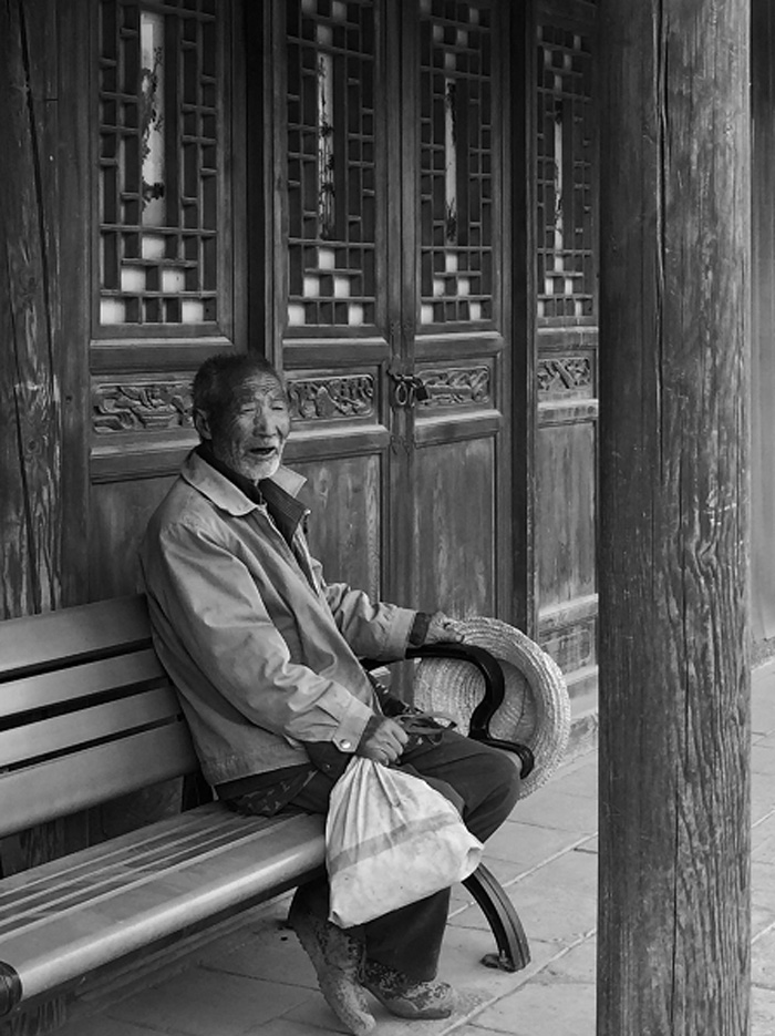 07号作品《手机片-古镇老人》 作者：平安 副本.jpg