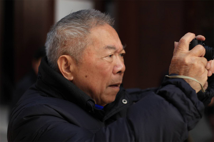 1533537493429449.jpg 《喜欢拍照的老人》 作者:山人 副本.jpg